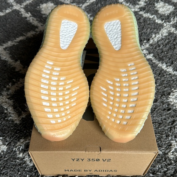[NEW] Yeezy 350 V2 ‘Hyperspace' - Picture 6 of 7